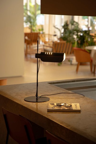 Martinica 53cm Noir lampe de bureau De Faro Barcelona - Une lampe qui rompt avec l&#39;aust&eacute;rit&eacute; et invite &agrave; jouer avec l&#39;expression de la lumi&egrave;re, aussi bien dans les espaces r&eacute;sidentiels que publics.