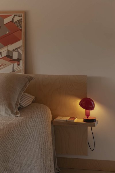 Bela 24cm ROUGE lampe de bureau De Faro Barcelona - Gr&acirc;ce &agrave; son socle annulaire inclus, Bela se transforme rapidement en une &eacute;l&eacute;gante lampe de table.