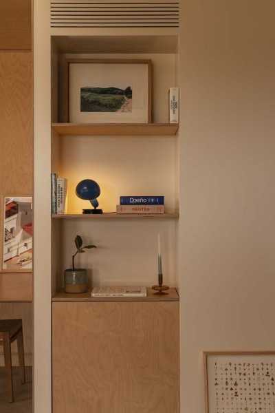 Bela 24cm Bleu lampe de bureau De Faro Barcelona - Gr&acirc;ce &agrave; son socle annulaire inclus, Bela se transforme rapidement en une &eacute;l&eacute;gante lampe de table.