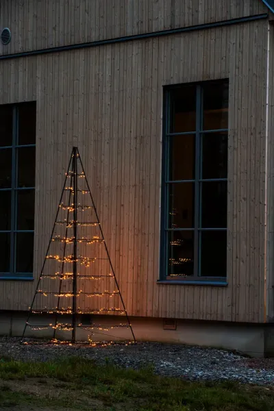 Décoration En Métal Pyramide 240cm Noir De Konstsmide - Avec 651 lumi&egrave;res LED ambr&eacute;es chaudes, il diffuse une lueur &eacute;l&eacute;gante et cr&eacute;e une atmosph&egrave;re magique.