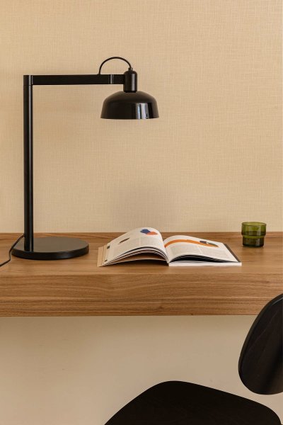 Tatawin 58cm Noir lampe de bureau De Faro Barcelona - Tatawin est une lampe de table dot&eacute;e d&#39;une structure noire et d&#39;un abat-jour en m&eacute;tal noir qui diffuse une lumi&egrave;re directionnelle et focalis&eacute;e.