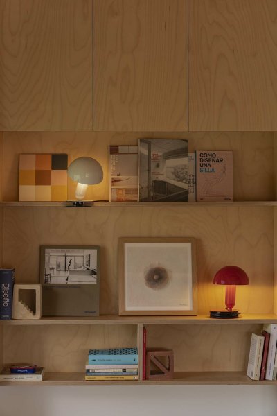 Bela 24cm Blanc lampe de bureau De Faro Barcelona - Gr&acirc;ce &agrave; son socle annulaire inclus, Bela se transforme rapidement en une &eacute;l&eacute;gante lampe de table.