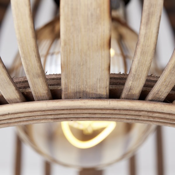 Woodrow Ø32 Nature plafonnier De Brilliant - La lampe diffuse une lumière chaude et agréable et crée une atmosphère agréable dans la pièce.