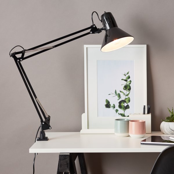 Hobby 70cm Noir lampe de bureau De Brilliant - La lampe de bureau Hobby avec pince est parfaite pour les pièces où il n'y a pas de place pour un pied de lampe conventionnel.