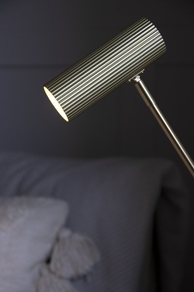 Hubble Read 45cm Laiton brossé lampe de bureau De Globen Lighting - Un câble textile de 2 mètres avec interrupteur et prise est inclus.