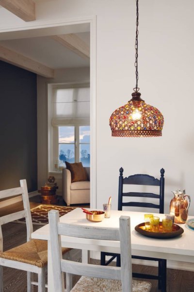 Jadida Ø33 Cuivre antique suspension De Eglo - Ce type d'éclairage peut créer un jeu de lumière chaleureux et invitant grâce à ses détails colorés, ce qui le rend parfait pour créer une atmosphère chaleureuse dans les salons, les salles à manger ou d'autres espaces communs où vous souhaitez un éclairage à la fois décoratif et fonctionnel.
