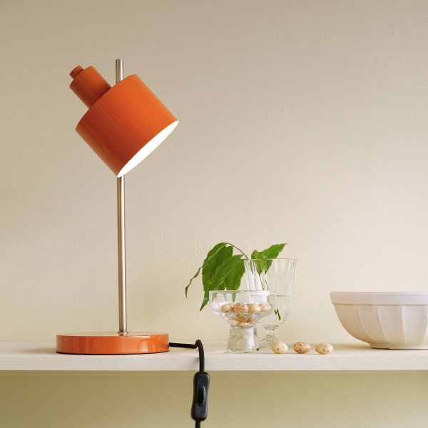 Ocean 43cm Orange lampe de bureau De Dyberg Larsen - Le corps de la lampe est en laiton poli à la main, ce qui peut entraîner des variations de couleur uniques entre les lampes de cette belle série.