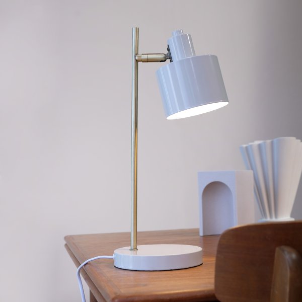 Ocean 43cm Olive lampe de bureau De Dyberg Larsen - Le corps de la lampe est en laiton poli à la main, ce qui peut entraîner des variations de couleur uniques entre les lampes de cette belle série.