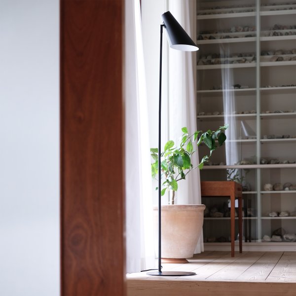 Cale Noir lampadaire De Dyberg Larsen - Le lampadaire en métal noir mat et la tête de lampe rotative librement sont parfaits comme lampe de lecture dans le salon ou comme détail d'ameublement élégant dans un coin sombre.