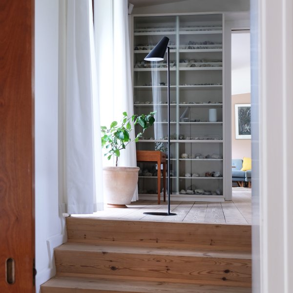 Cale Noir lampadaire De Dyberg Larsen - Le lampadaire en métal noir mat et la tête de lampe rotative librement sont parfaits comme lampe de lecture dans le salon ou comme détail d'ameublement élégant dans un coin sombre.