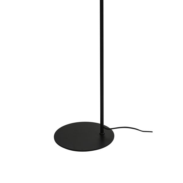 Cale Noir lampadaire De Dyberg Larsen - Le lampadaire en métal noir mat et la tête de lampe rotative librement sont parfaits comme lampe de lecture dans le salon ou comme détail d'ameublement élégant dans un coin sombre.