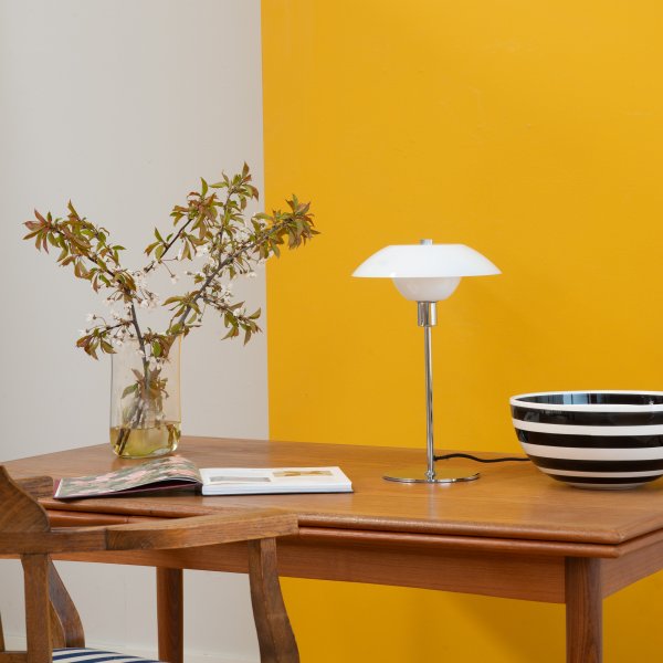 Bergen 38cm Opale lampe de table De Dyberg Larsen - Livré avec un câble textile noir de 1,6 m de long et un interrupteur d'alimentation.