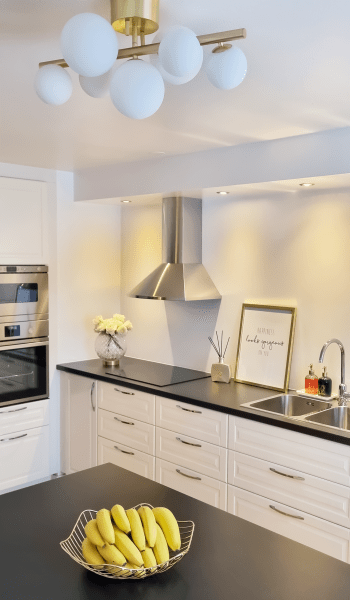 Molekyl 58cm Laiton mat plafonnier De Aneta Lighting - Plafonnier tendance de Molekyl en laiton mat avec 7 abat-jour en verre blanc opale de différentes tailles, monté sur une tige de 58 cm de long.