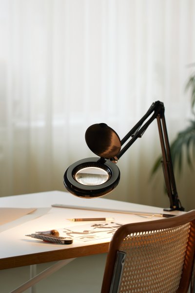 Magni Archi Noir lampe à pince De Halo Design - Magni est une lampe de bureau pratique que vous pouvez facilement fixer au bord de la table &agrave; l&#39;aide de la pince.
