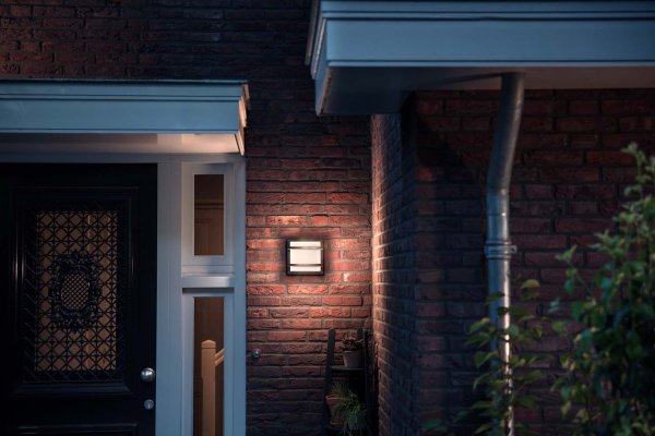 Petronia Anthracite lampe d’extérieur De Philips - La lampe d'extérieur LED Philips Petronia est fabriquée en aluminium gris anthracite durable et de haute qualité.