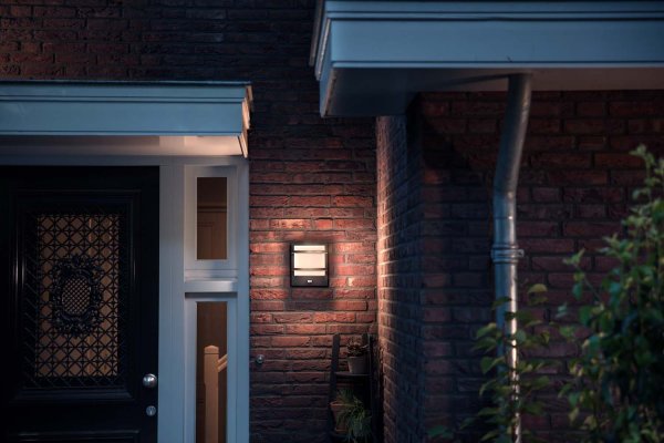 Petronia Anthracite lampe d’extérieur De Philips - Il émet une lumière blanche chaude puissante et indirecte et dispose d'un détecteur de mouvement qui allume automatiquement la source lumineuse lorsque quelqu'un se trouve à proximité.