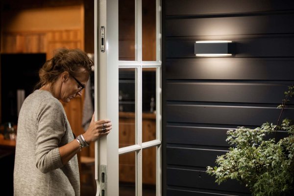 Stratosphere Anthracite lampe d’extérieur De Philips - Cet éclairage extérieur hautement efficace utilise une nouvelle technologie révolutionnaire pour réduire les émissions de carbone, le gaspillage de matériaux et la consommation d'énergie.