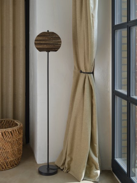 Cardboard Ball Brun lampadaire De Ledvance - L'abat-jour, fabriqu&eacute; &agrave; partir de plusieurs couches de carton, cr&eacute;e un beau jeu de lumi&egrave;re dans la pi&egrave;ce lorsqu'il est &eacute;clair&eacute; et contribue &agrave; une atmosph&egrave;re chaleureuse et naturelle.