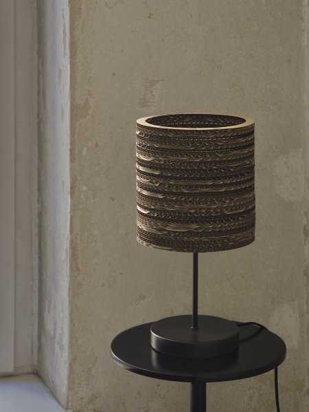 Cardboard Cylinder 38cm Brun lampe de table De Osram - L'abat-jour, fabriqu&eacute; &agrave; partir de plusieurs couches de carton, cr&eacute;e un beau jeu de lumi&egrave;re dans la pi&egrave;ce lorsqu'il est &eacute;clair&eacute; et contribue &agrave; une atmosph&egrave;re chaleureuse et naturelle.