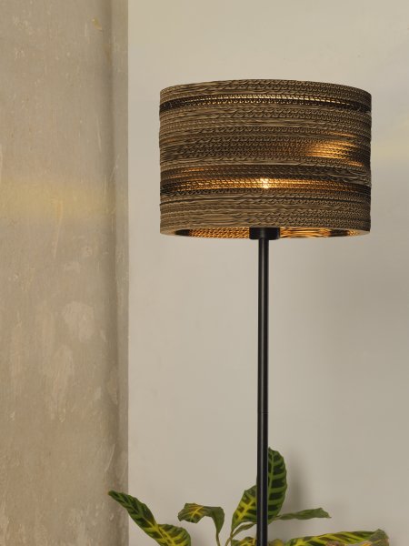 Cardboard Cylinder Brun lampadaire De Ledvance - L'abat-jour, fabriqué à partir de plusieurs couches de carton, crée un beau jeu de lumière dans la pièce lorsqu'il est éclairé et contribue à une atmosphère chaleureuse et naturelle.