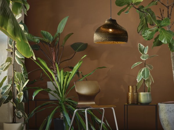 Cardboard Hat Ø36 Brun suspension De Osram - L'abat-jour, fabriqu&eacute; &agrave; partir de plusieurs couches de carton, cr&eacute;e un beau jeu de lumi&egrave;re dans la pi&egrave;ce lorsqu'il est &eacute;clair&eacute; et contribue &agrave; une atmosph&egrave;re chaleureuse et naturelle.