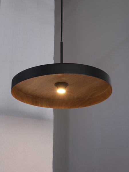  Plate Wood Ø40 Noir suspension De Osram - qui assure une r&eacute;partition lumineuse agr&eacute;able et chaleureuse dans la pi&egrave;ce.