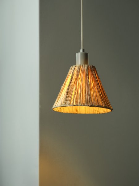 Raffia Ø20 Nature suspension De Ledvance - L'abat-jour en palmier raphia associ&eacute; au m&eacute;tal vert conf&egrave;re &agrave; la pi&egrave;ce une atmosph&egrave;re chaleureuse et naturelle.