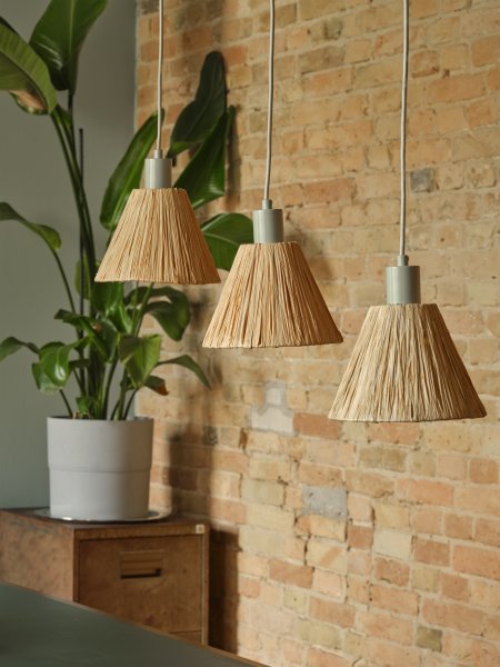 Raffia 85cm Nature suspension De Ledvance - Les abat-jour en raphia associ&eacute;s au m&eacute;tal vert conf&egrave;rent &agrave; la pi&egrave;ce une atmosph&egrave;re chaleureuse et naturelle.