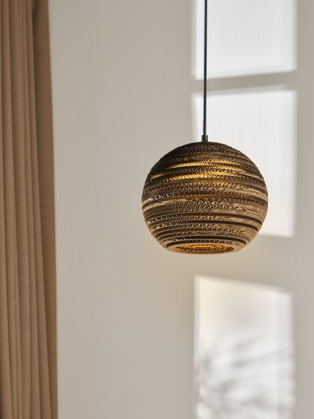  Cardboard Ball Ø26 Brun suspension De Osram - L'abat-jour rond compos&eacute; de plusieurs couches de carton cr&eacute;e un beau jeu de lumi&egrave;re dans la pi&egrave;ce lorsqu'il est &eacute;clair&eacute; et contribue &agrave; une atmosph&egrave;re chaleureuse et naturelle.