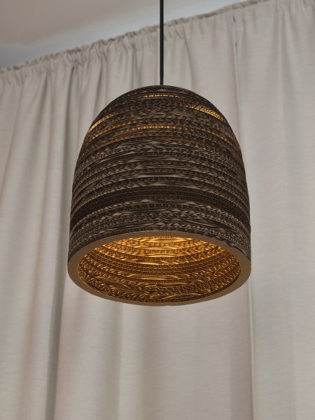 Cardboard Bell Ø25 Brun suspension De Ledvance - L'abat-jour, fabriqué à partir de plusieurs couches de carton, crée un beau jeu de lumière dans la pièce lorsqu'il est éclairé et contribue à une atmosphère chaleureuse et naturelle.