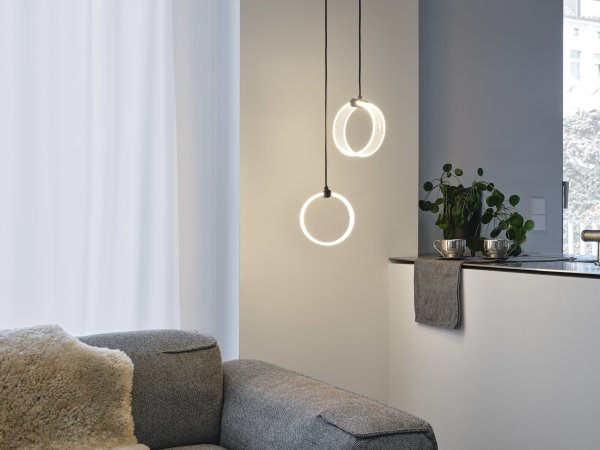 Circle PL 27cm Noir suspension De Ledvance - Dans la première étape, la lampe brille dans une lumière blanche chaude de 3000K, dans la deuxième étape dans une lumière blanche froide de 4200K et dans la troisième étape dans 6500K (lumière du jour).