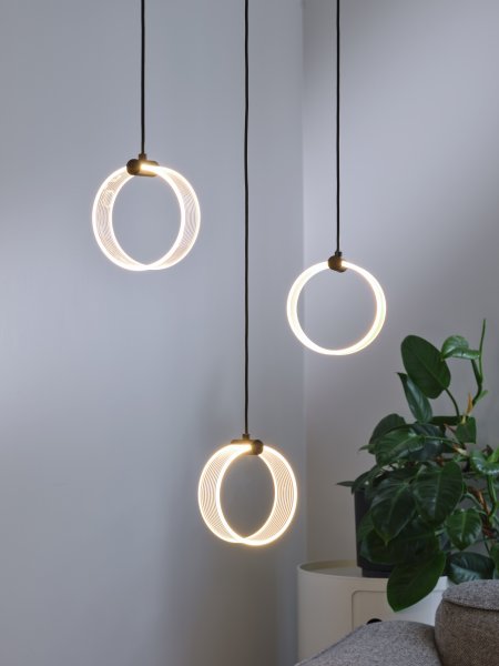  Circle PL 66cm Noir suspension De Osram - Dans la premi&egrave;re &eacute;tape, la lampe brille dans une lumi&egrave;re blanche chaude de 3000K, dans la deuxi&egrave;me &eacute;tape dans une lumi&egrave;re blanche froide de 4200K et dans la troisi&egrave;me &eacute;tape dans 6500K (lumi&egrave;re du jour).