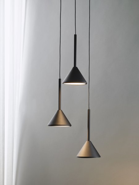 Fuji Ø30 Noir suspension De Ledvance - De konformade sk&auml;rmarna ger ett bl&auml;ndfritt ljus ner&aring;t p&aring; 990lm och 3000K varmvitt ljus.