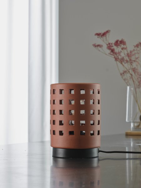 Clay Windows 15cm Brun lampe de table De Ledvance - Placera f&ouml;rslagsvis i vardagsrummet som st&auml;mningsbelysning eller i sovrummet som s&auml;nglampa.