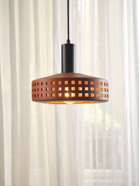 Clay Windows Ø26 Brun suspension De Ledvance - Clay Windows har en rustik design med sin sk&auml;rm gjord av lera i en r&ouml;dbrun f&auml;rg.