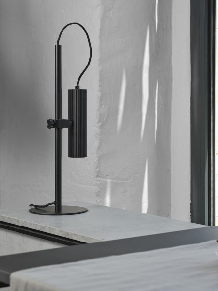 Drums 50cm Noir lampe de bureau De Ledvance - Le spot nervuré noir mat peut être ajusté selon les besoins et constitue la lampe parfaite pour votre bureau ou votre table de chevet.