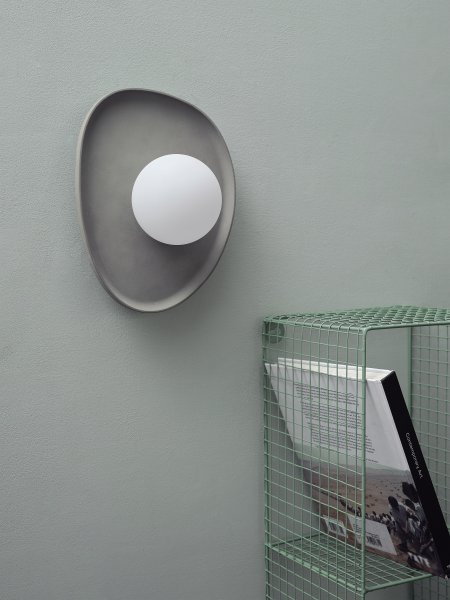Concrete Nest 26cm Gris applique murale De Ledvance - Glaskupan i opal som omfamnar ljusk&auml;llan skapar ett fint och bl&auml;ndfritt ljus i rummet.