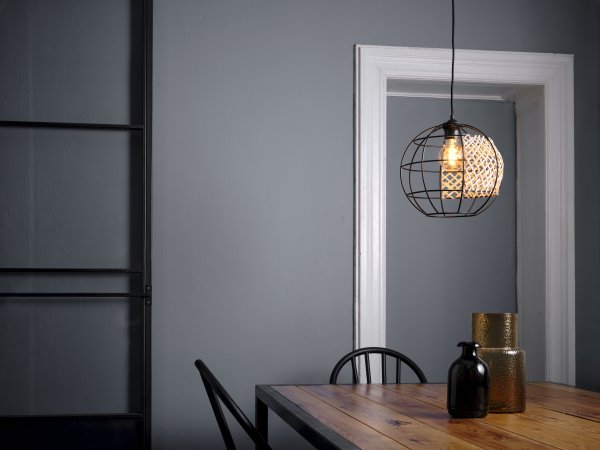 Cage Globe Ø30 Noir suspension De Osram - L'abat-jour en m&eacute;tal noir associ&eacute; aux d&eacute;tails en rotin conf&egrave;re &agrave; la pi&egrave;ce une belle atmosph&egrave;re.