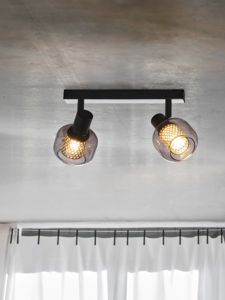 Firefly 2 Noir spot De Ledvance - De r&ouml;rliga spotlightsen med sk&auml;rmar av gr&aring;tonat glas i kombination med de guldiga detaljh&ouml;ljet som omfamnar ljusk&auml;llorna bidrar med en elegans till rummet.