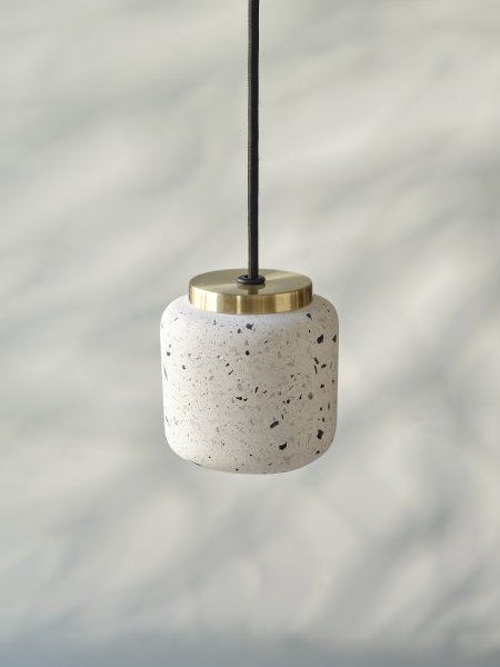 Terrazzo Ball Ø10 Blanc suspension De Ledvance - Detaljerna i m&auml;ssing bidrar med en elegans till rummet.