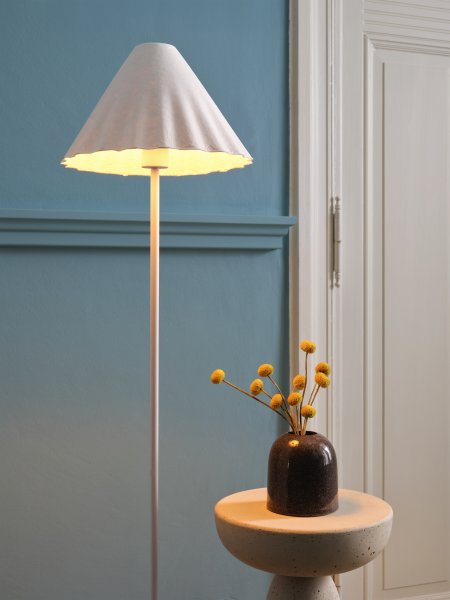 Pulp Blanc lampadaire De Ledvance - L'abat-jour décoratif en papier assure une agréable répartition de la lumière dans la pièce.