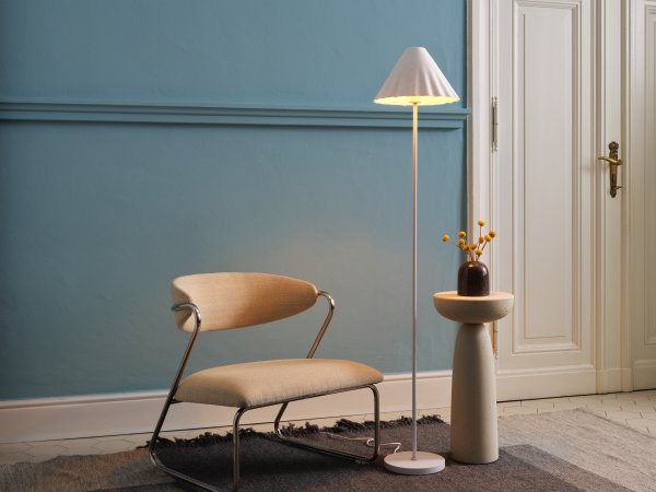 Pulp Blanc lampadaire De Ledvance - L'abat-jour décoratif en papier assure une agréable répartition de la lumière dans la pièce.