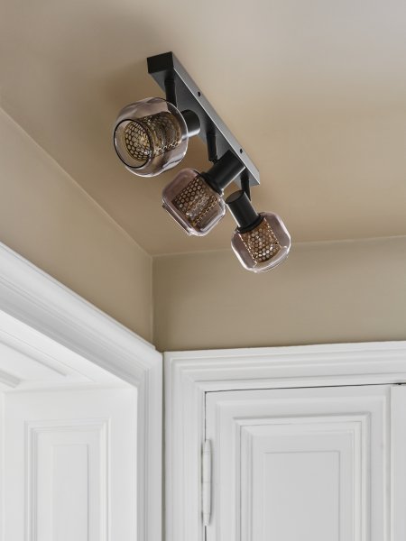 Firefly 3 Noir spot De Ledvance - De r&ouml;rliga spotlightsen med sk&auml;rmar av gr&aring;tonat glas i kombination med de guldiga detaljh&ouml;ljet som omfamnar ljusk&auml;llorna bidrar med en elegans till rummet.