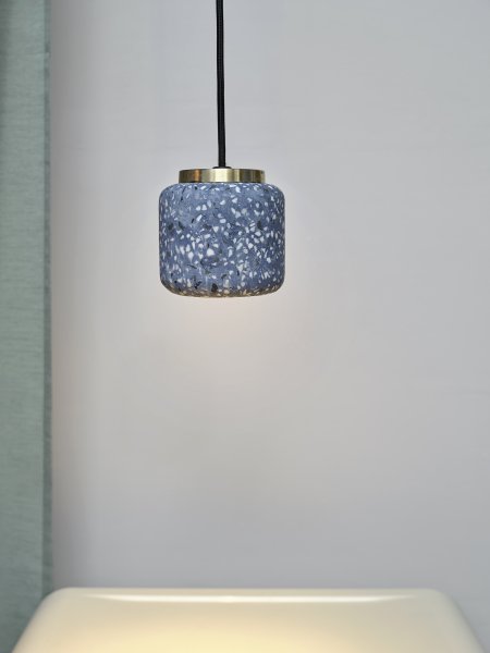Terrazzo Ball Ø10 Bleu suspension De Osram - Detaljerna i m&auml;ssing bidrar med en elegans till rummet.