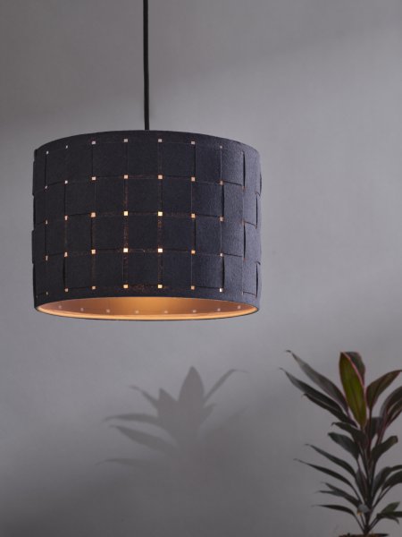 Felt Weaving Ø28 Gris foncé suspension De Ledvance - Dekorativ pendel med sk&auml;rm gjord av fl&auml;tad filt vilket ger en fin och varm ljusspridning i rummet.