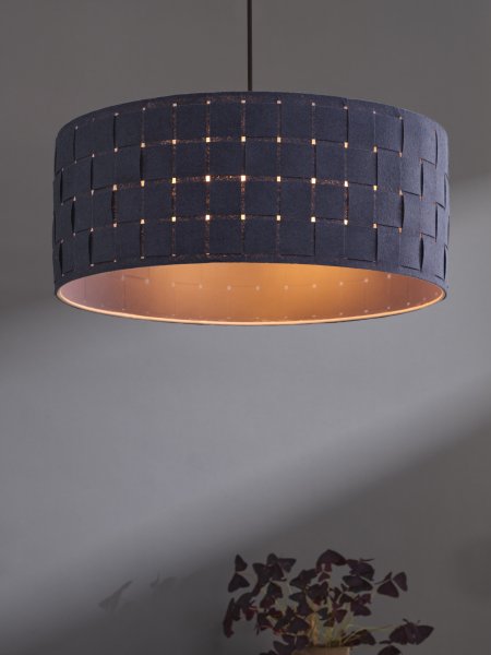 Felt Weaving Ø48 Gris foncé suspension De Ledvance - Dekorativ pendel med sk&auml;rm gjord av fl&auml;tad filt vilket ger en fin och varm ljusspridning i rummet.