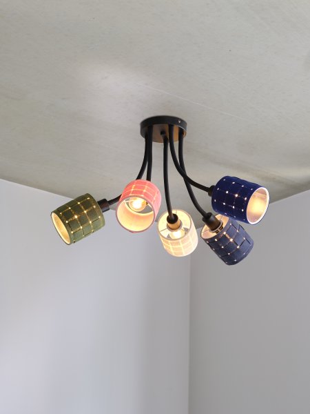 Felt Weaving Cans 63cm Multicolore plafonnier De Ledvance - Varje arm har en sk&auml;rm av fl&auml;tad filt vilket ger en fin och varm ljusspridning i rummet.