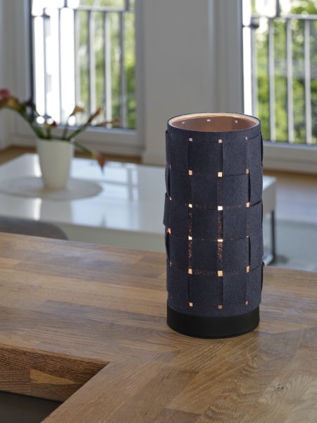 Felt Weaving 26cm Gris foncé lampe de table De Ledvance - Dekorativ bordslampa med sk&auml;rm gjord av fl&auml;tad filt vilket ger en fin och varm ljusspridning i rummet.