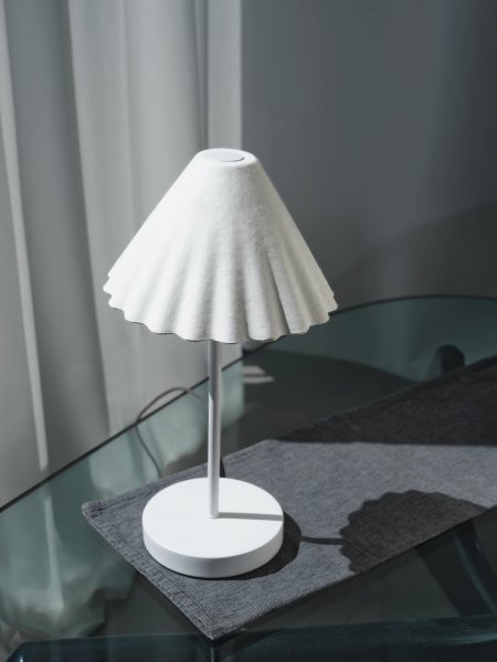 Pulp 40cm Blanc lampe de table De Ledvance - Il est recommand&eacute; de le placer sur la commode du salon, sur le bureau ou comme lampe de chevet sur la table de nuit.