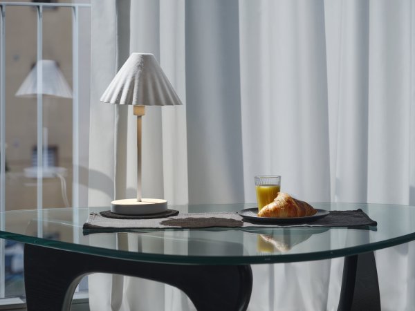 Pulp 40cm Blanc lampe de table De Ledvance - Il est recommand&eacute; de le placer sur la commode du salon, sur le bureau ou comme lampe de chevet sur la table de nuit.